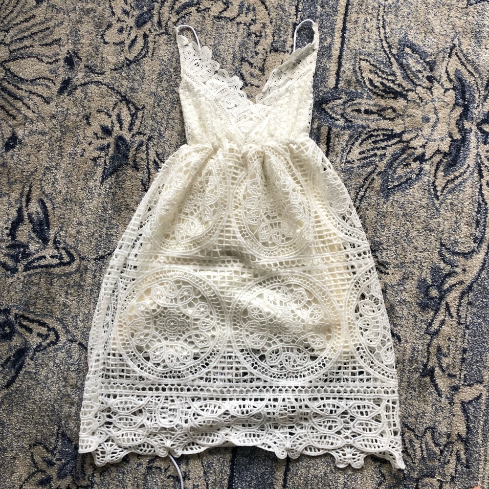 NWOT Beautiful Detailed White Dress